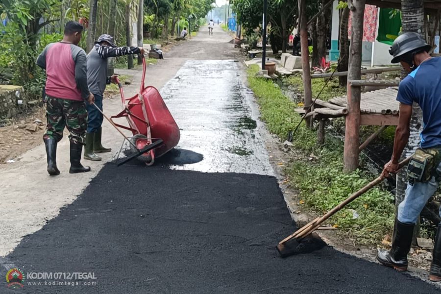 Hari Ke-21 Pengaspalan Jalan Terus Dikebut Pengerjaannya