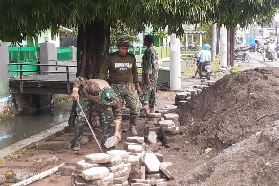Dengan Penuh Semangat Anggota Kodim Perbaiki Pangkalan