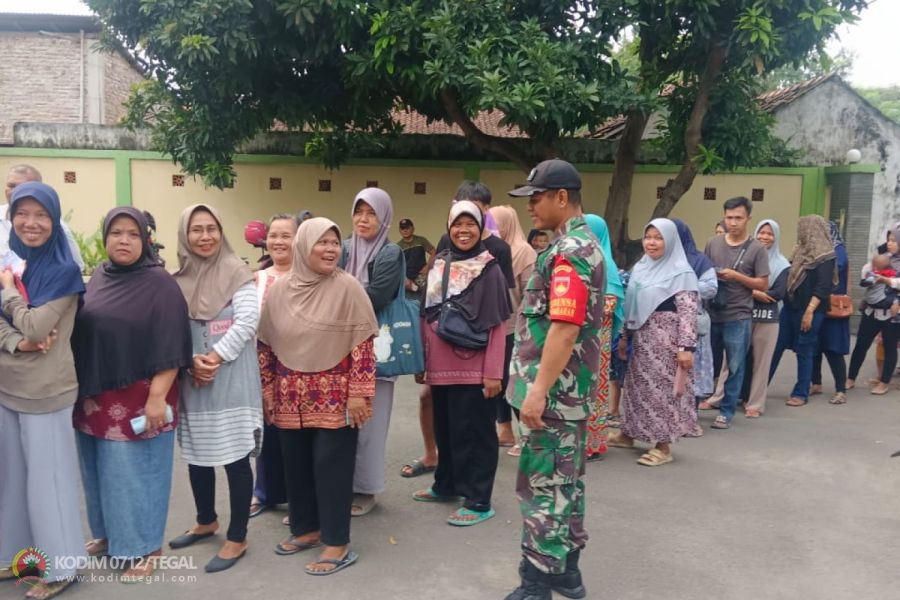 Babinsa Sertu Hendro Pantau Pasar Murah Di Kelurahan Pakembaran