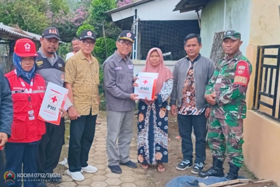 Babinsa Koramil Bumijawa Dampingi Penyerahan Bantuan Korban Bencana Alam