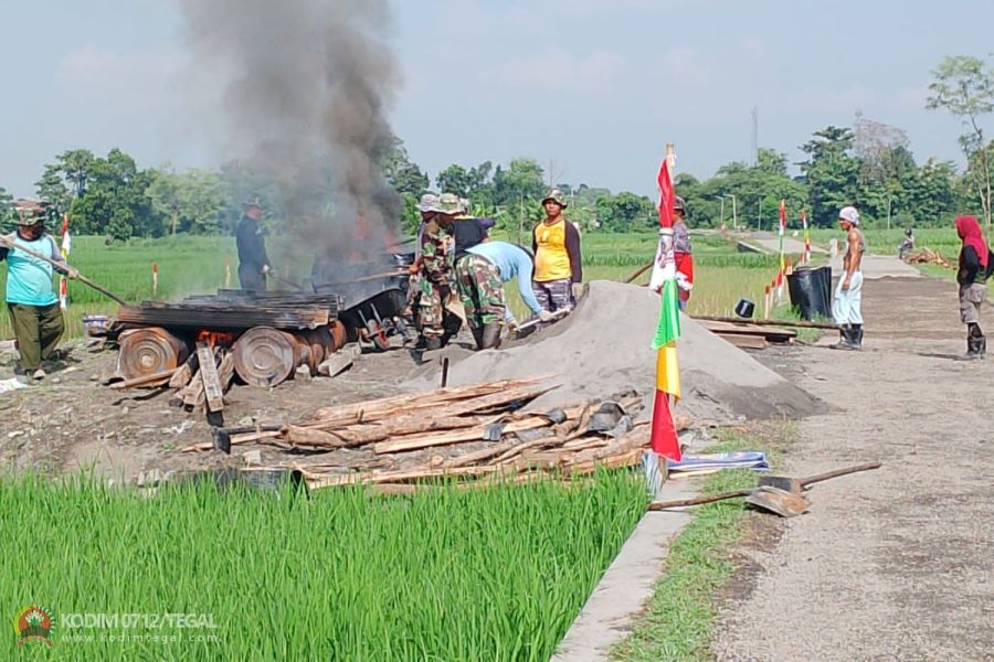 Dibawah Panas Terik Dalam Keadaan Puasa, Pengaspalan Jalan Terus Dikebut