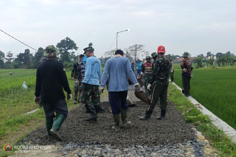 Pengaspalan Jalan Terus Dikebut Satgas TMMD Di Desa Kesadikan