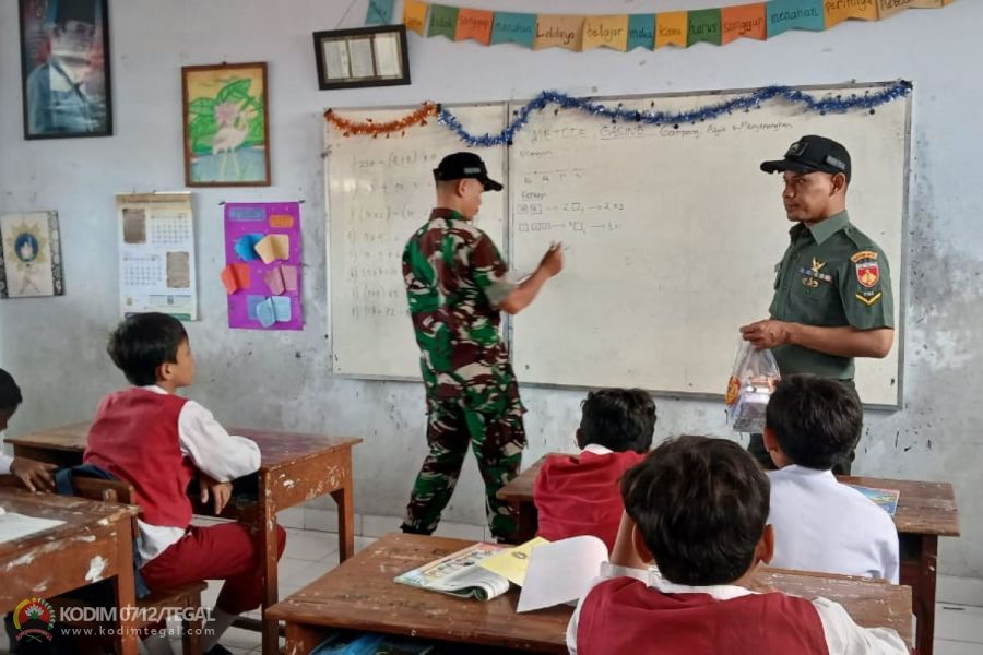 Babinsa Koramil Tarub Ajarkan Matematika Metode Gasing Kepada Siswa Sekolah Dasar