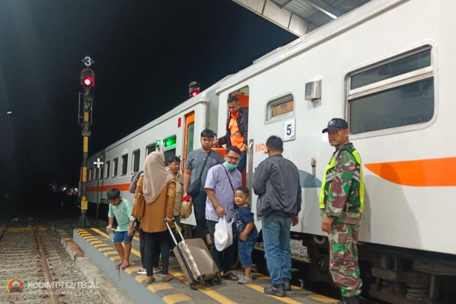 Pemantauan Arus Balik Nataru, Babinsa Koramil Slawi Patrol Di Stasiun