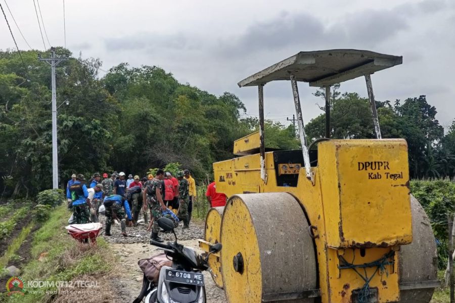 Mesin Slender Mudahkan Anggota Satgas TMMD Lakukan Pengerasan Jalan