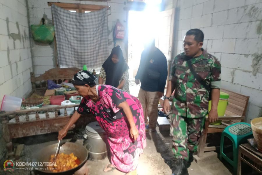 Warga Bantu Sediakan Makan Siang Untuk Satgas TMMD Kodim Tegal