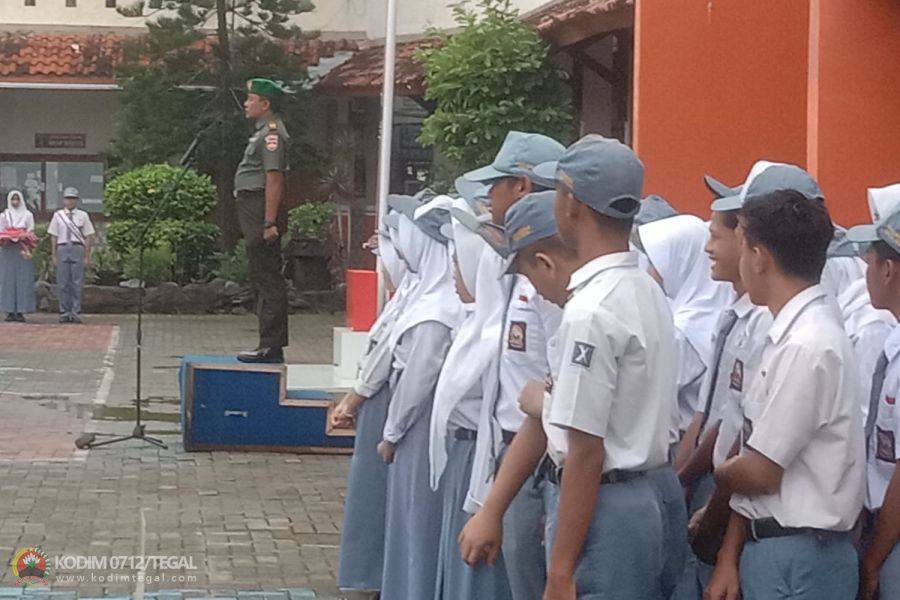 Jadi Pembina Upacara, Danramil Sumurpanggang Ajak Siswa Jauhi Kenakalan Remaja