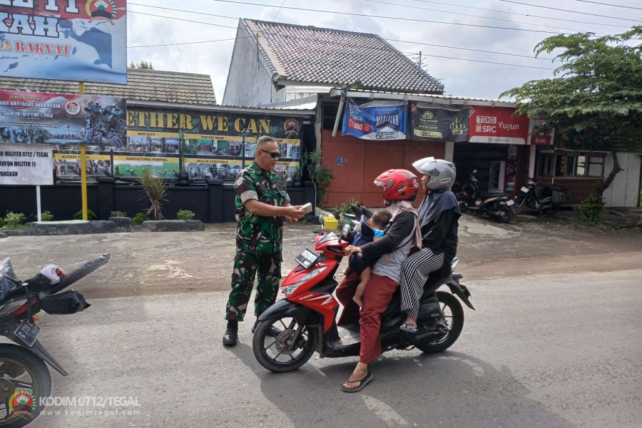 Koramil Pangkah Rutin Gelar Jumat Berkah dengan Membagikan Nasi Bungkus