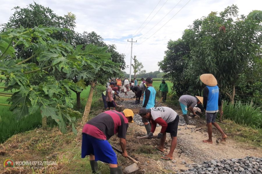Tak Kenal Lelah, Meski Hari Minggu Satgas TMMD Kodim Tegal Tetap Semangat Bekerja