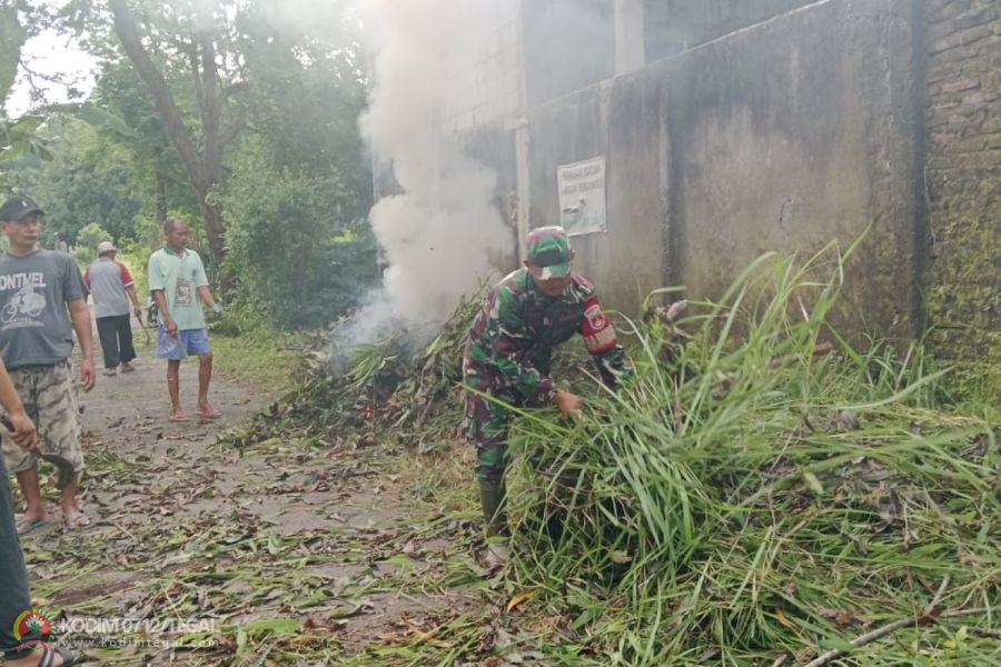 Babinsa Koramil Margasari Bersama Warga Gotong Royong Bersihkan Pemakaman Umum