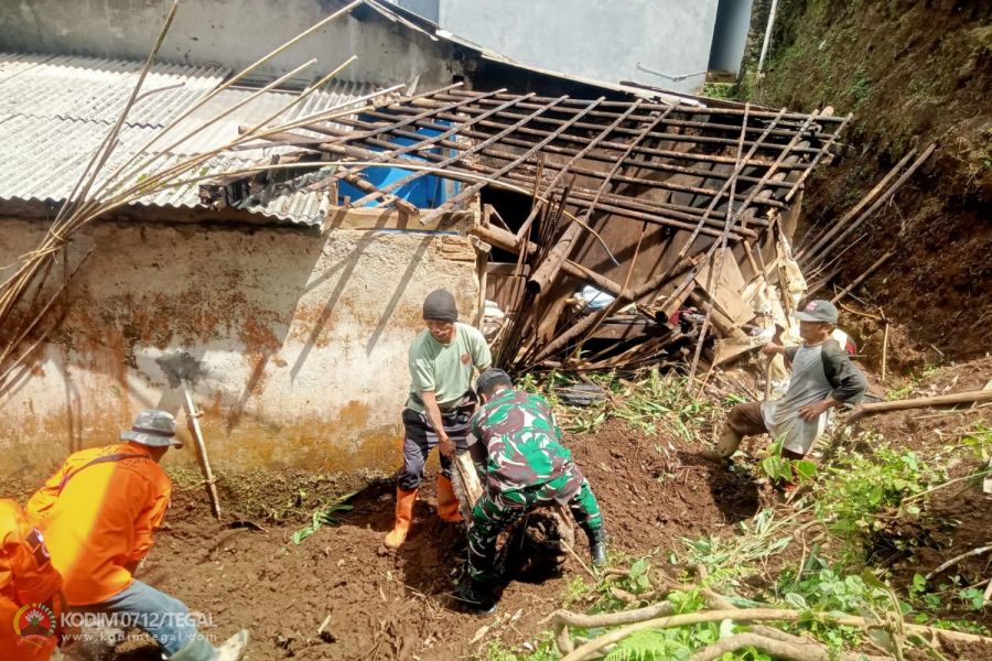 Babinsa Bumijawa Bantu Tangani Dampak Tanah Longsor