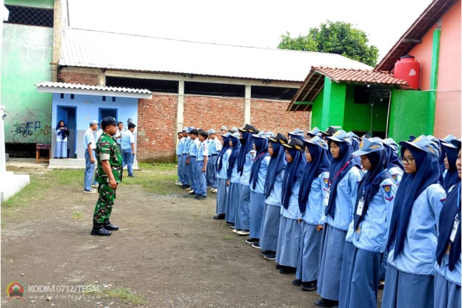 Babinsa Koramil Lebaksiu Berikan Latihan Dasar Kepemimpinan Kepada Siswa SMK NU Entrepreneur