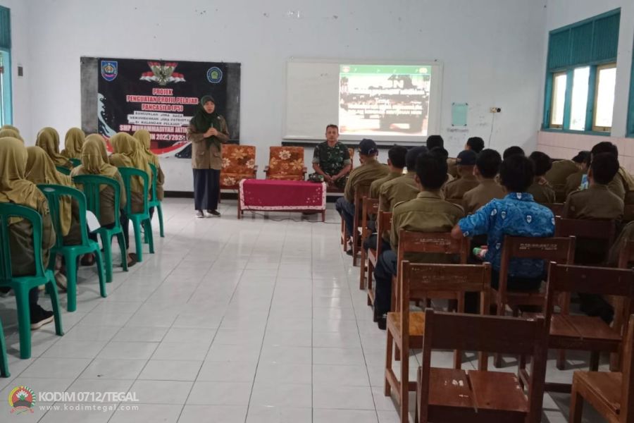 Hadiri Projek Penguatan Profil Pelajar Pancasila (P5), Babinsa Koramil Jatinegara Latih PBB